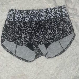discontinued 2.5 inch spotted lulu shorts 👀💖